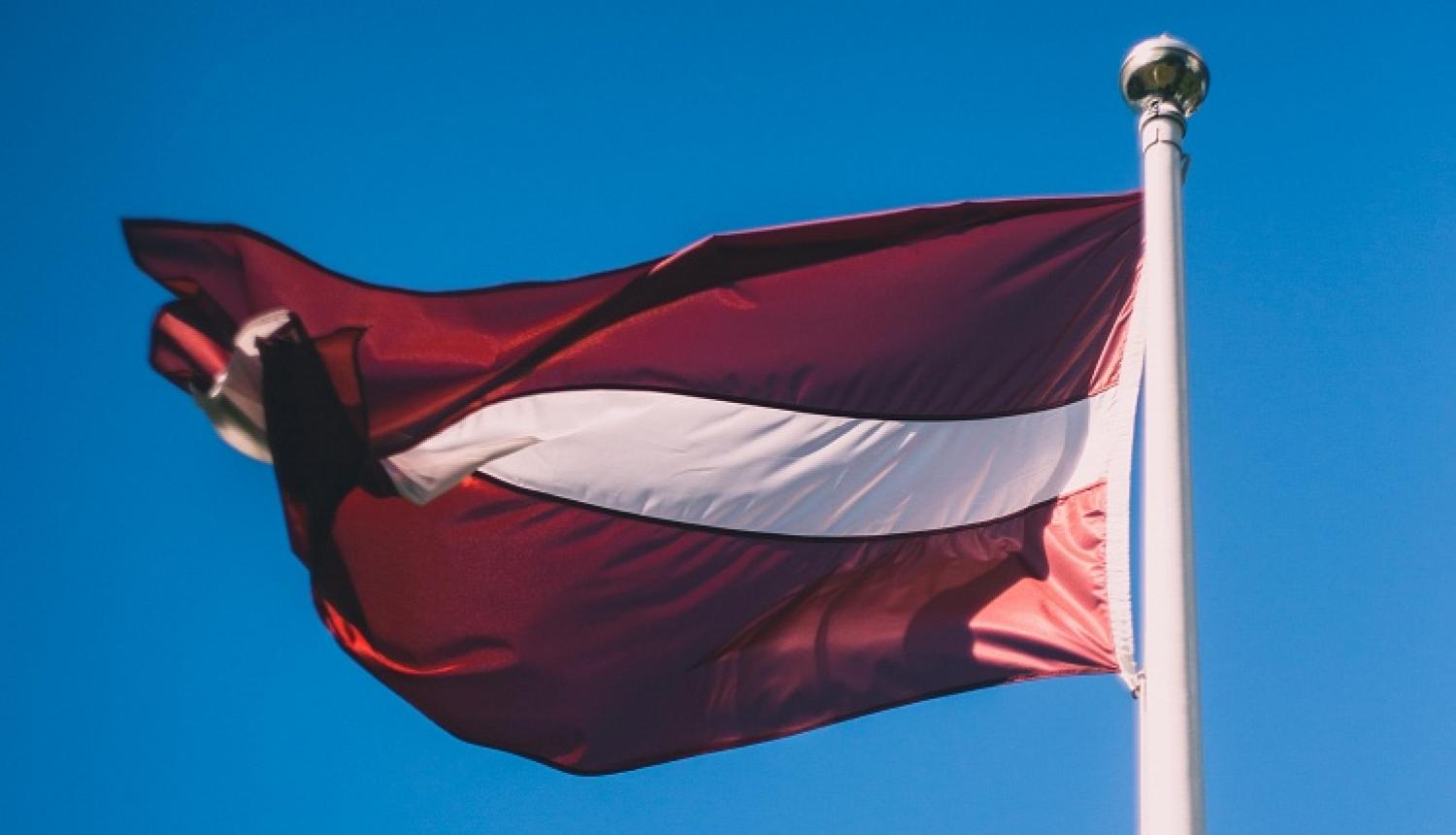 Plīvojošs Latvijas karogs