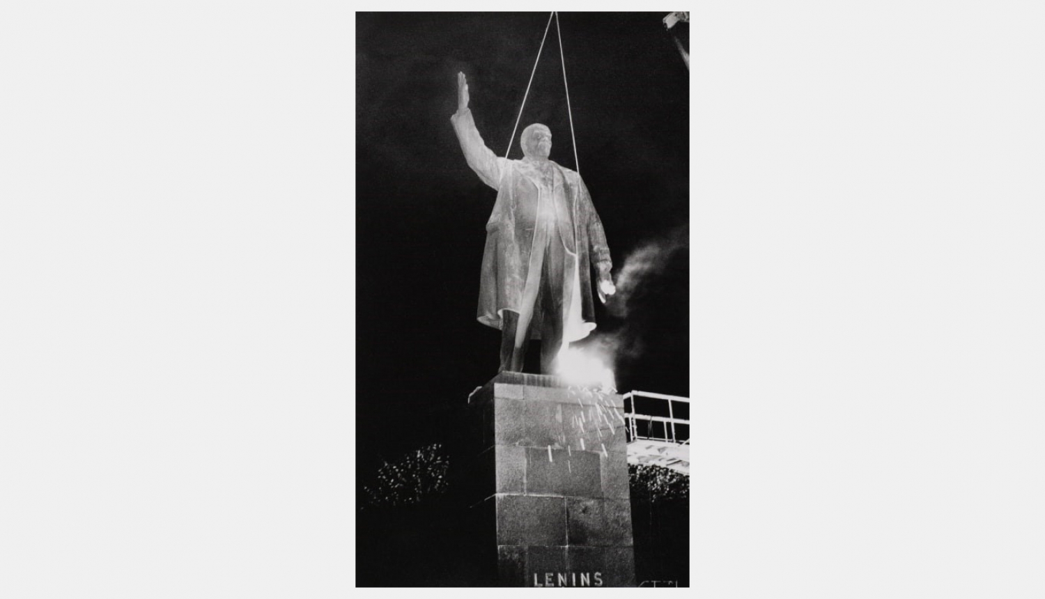 V.Ļeņina pieminekļa demontāža Rīgā. 1991. gada 24. augusts. Fotogrāfs Roberts Kaniņš. LNVM krājums.
