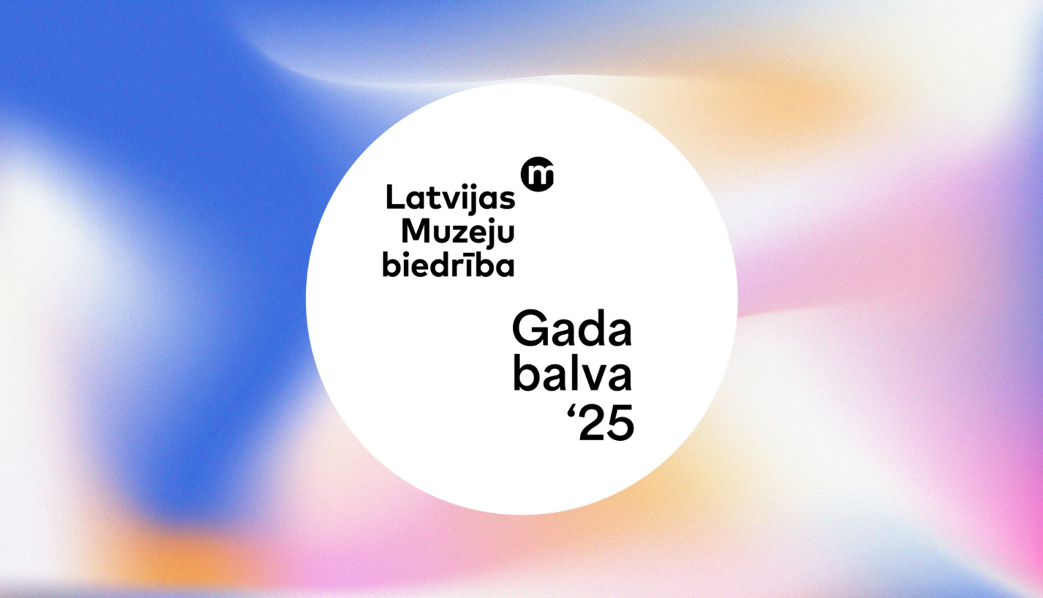 ​​​​​​​Atbalsta: Valsts Kultūrkapitāla fonds - uzraksts: Latvijas Muzeju biedrība, GADA BALVA '25