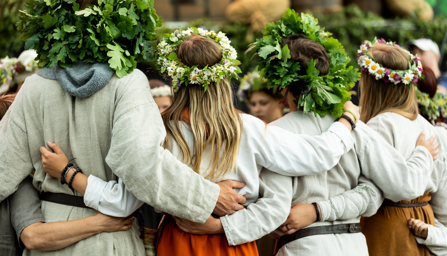 Cilvēku grupa tradicionālo svētku laikā, foto no LNKC arhīva.