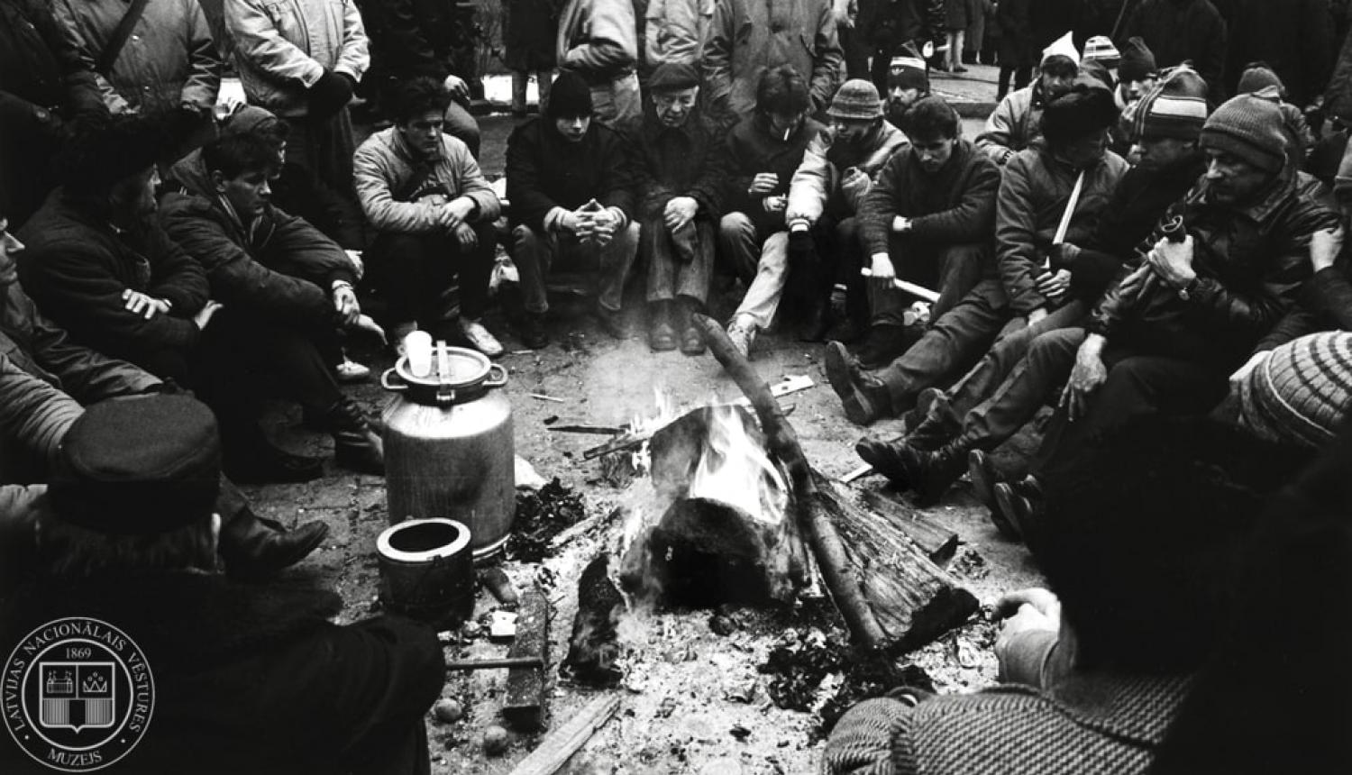 Barikāžu aizstāvji pie Latvijas Republikas Augstākās padomes. 1991. gada janvāris. Foto: Leons Balodis.