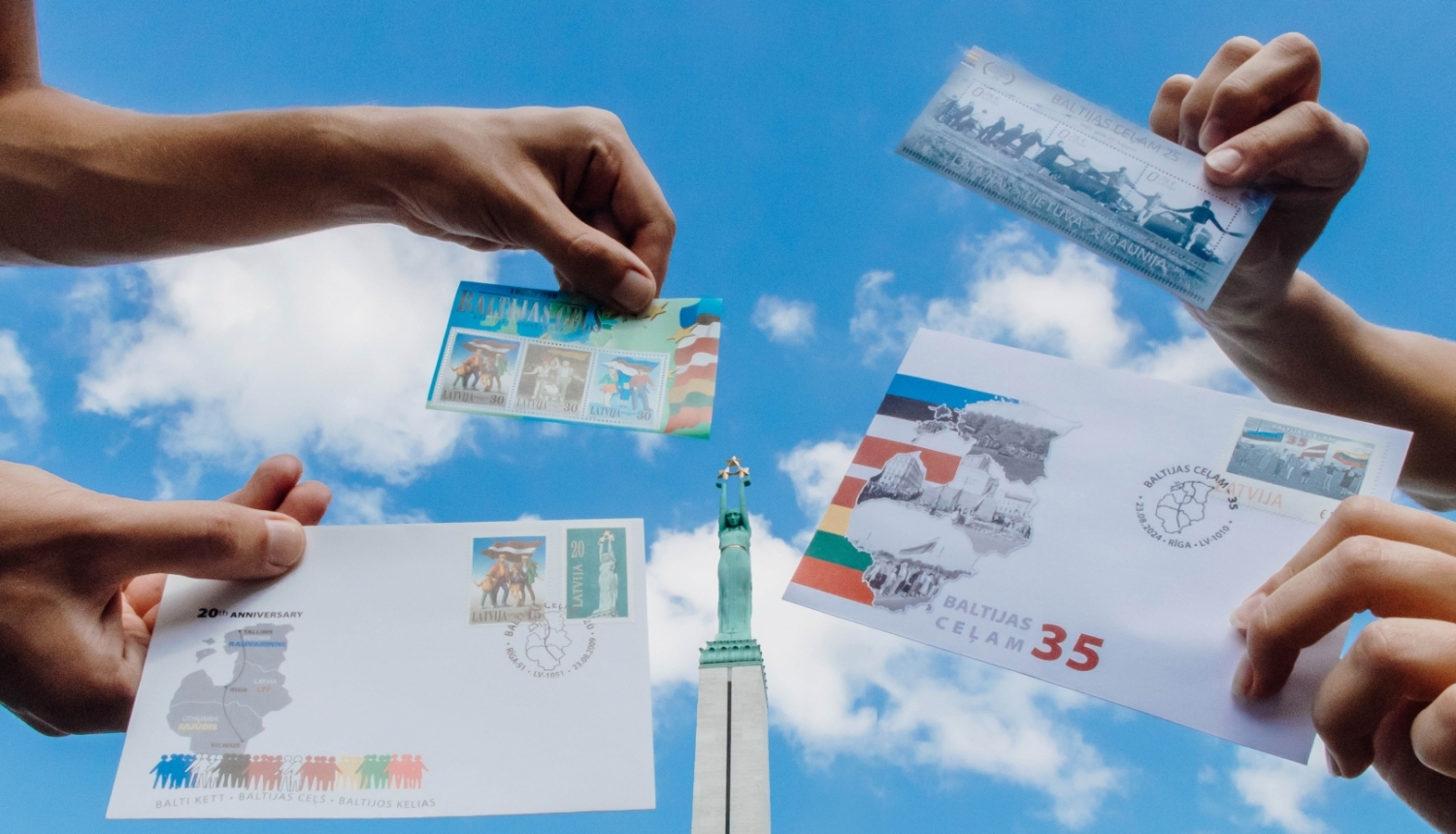 Latvijas Pasta īpašās aploksnes Baltijas ceļa 35. gadadienai uz Brīvības pieminekļa fona	