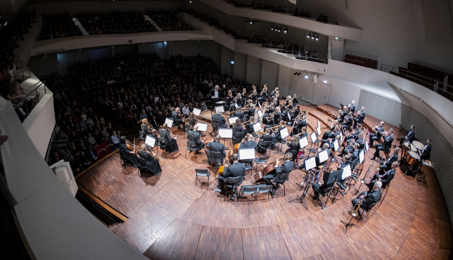 Liepājas simfoniskais orķestris un diriģents Gintars Rinkevičs, foto: Jānis Vecbrālis.