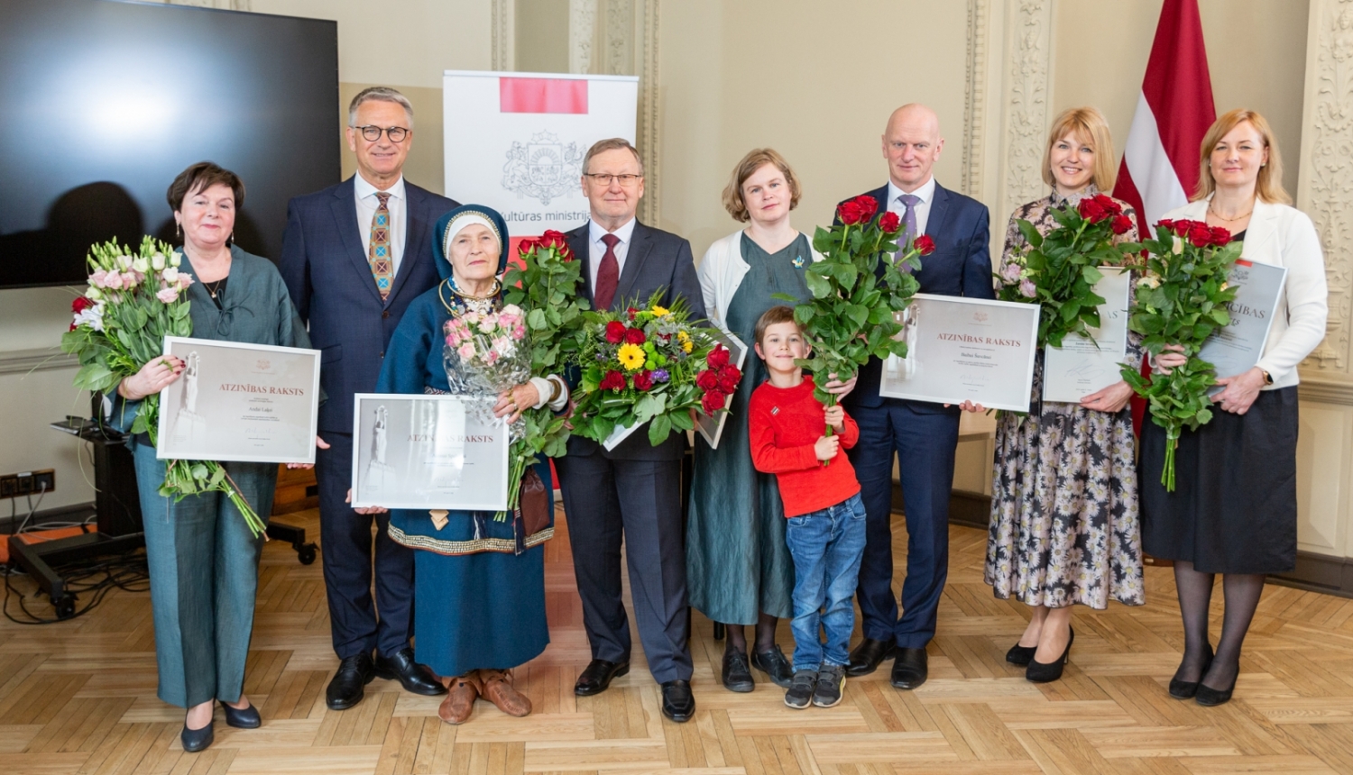 Kultūras ministrs ar Ministru kabineta un Kultūras ministrijas Atzinības rakstu saņēmējiem