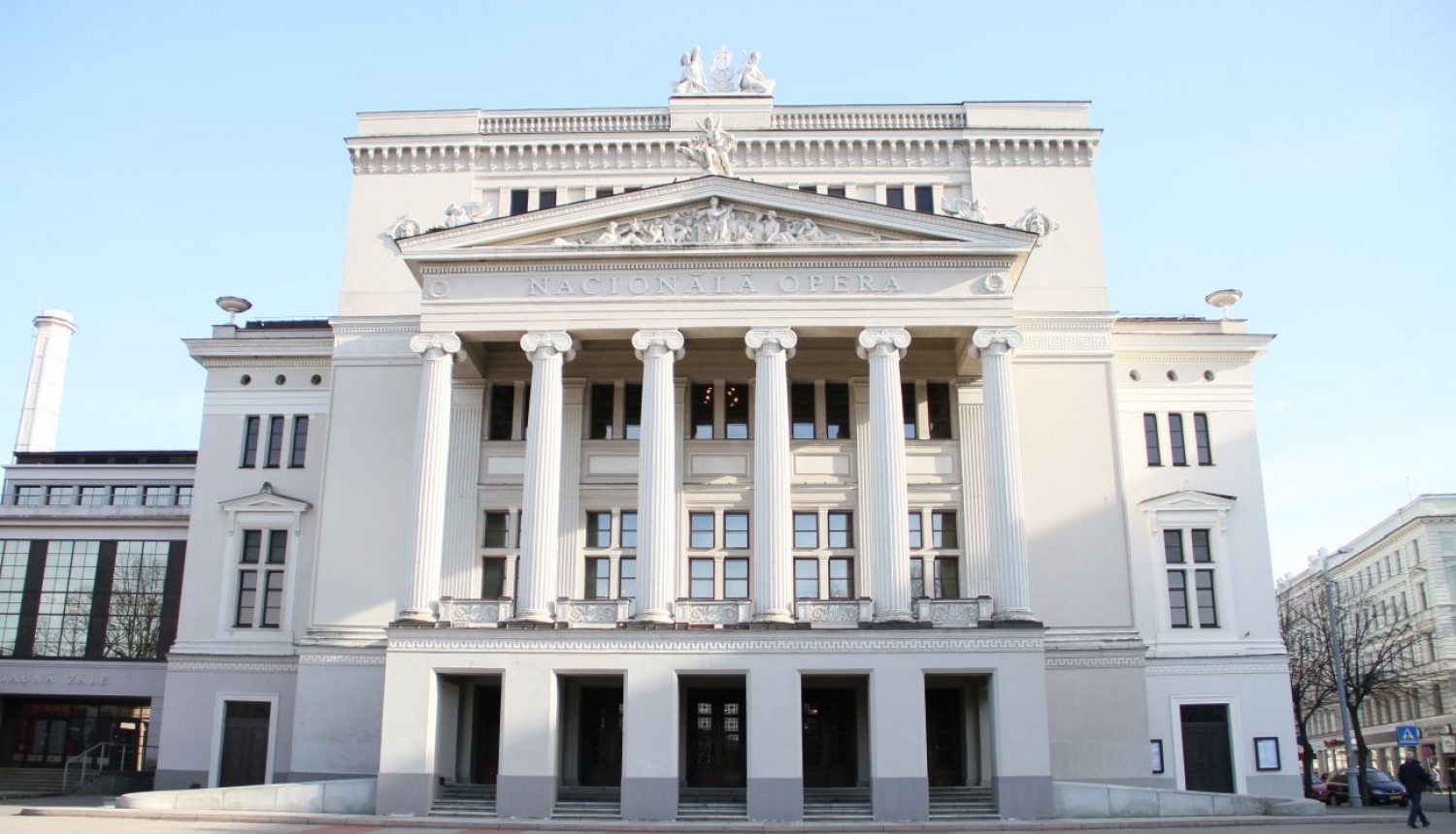 Operas ēka