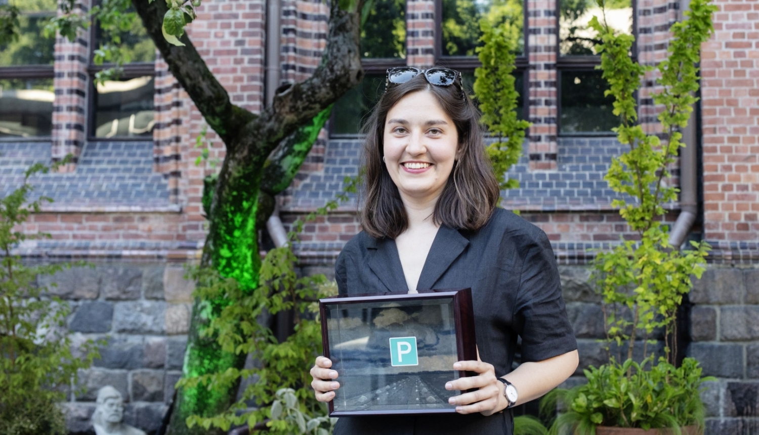 Purvīša balvas 2021 laureāte Amanda Ziemele balvas pasniegšanas ceremonijā Latvijas Mākslas akadēmijas dārzā. 11.06.2021. Foto: Kristīne Madjare.