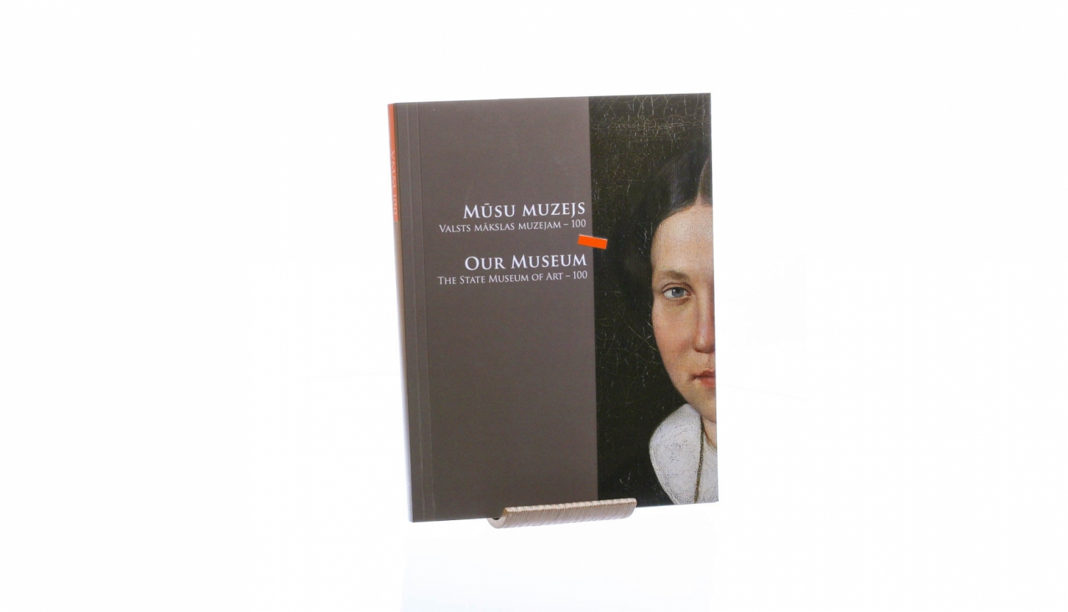 Izstādes “Mūsu muzejs. Valsts mākslas muzejam – 100” grāmata. 2021. Publicitātes foto.