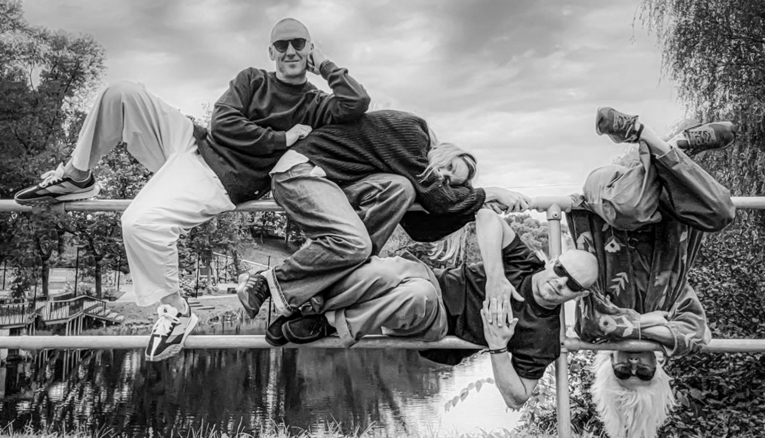 Četri laikmetīgās dejas dejotāji pilsētvidē