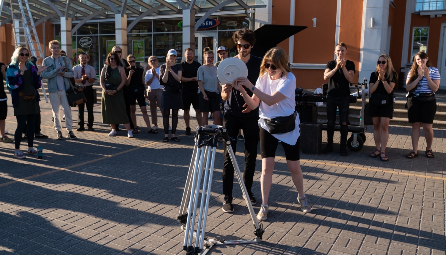 Režisores Lienes Lindes dramēdijas “Melnais samts” filmēšanas pirmā kadra rituāls, foto: Andrejs Strokins