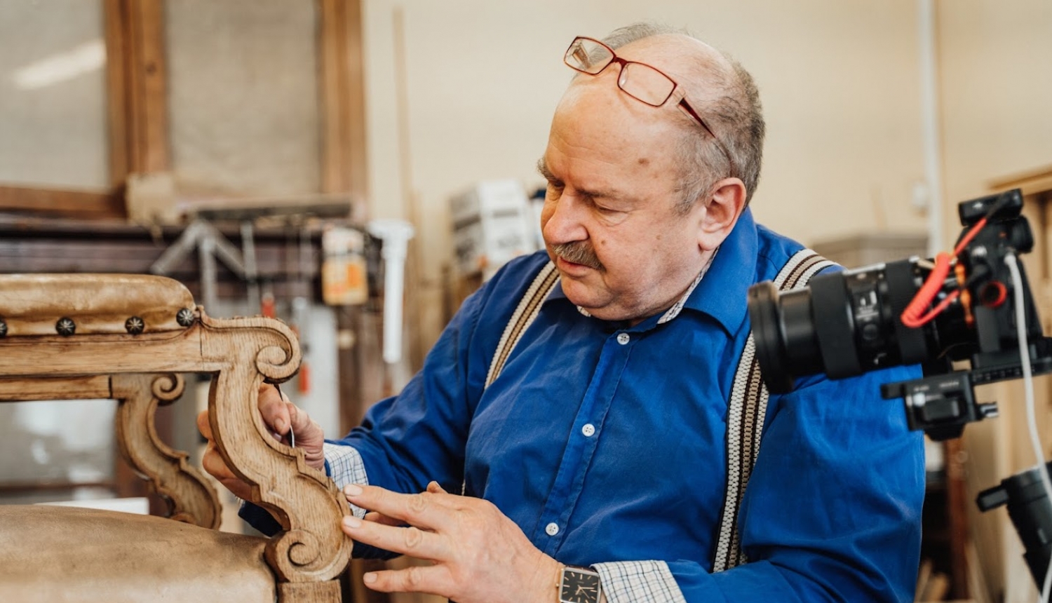 RVKM mēbeļu, kokgriezumu restaurators Dainis Andersons darba procesā. Foto: Jānis Romanovskis