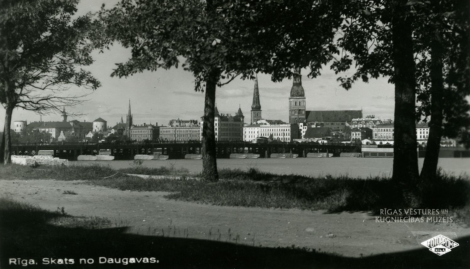 Pastkarte “Rīgas panorāma no Daugavas kreisā krasta”. Krišjāna Vībura izdevniecība “Fotobrom”. 1930. gadu otrā puse. No RVKM krājuma.