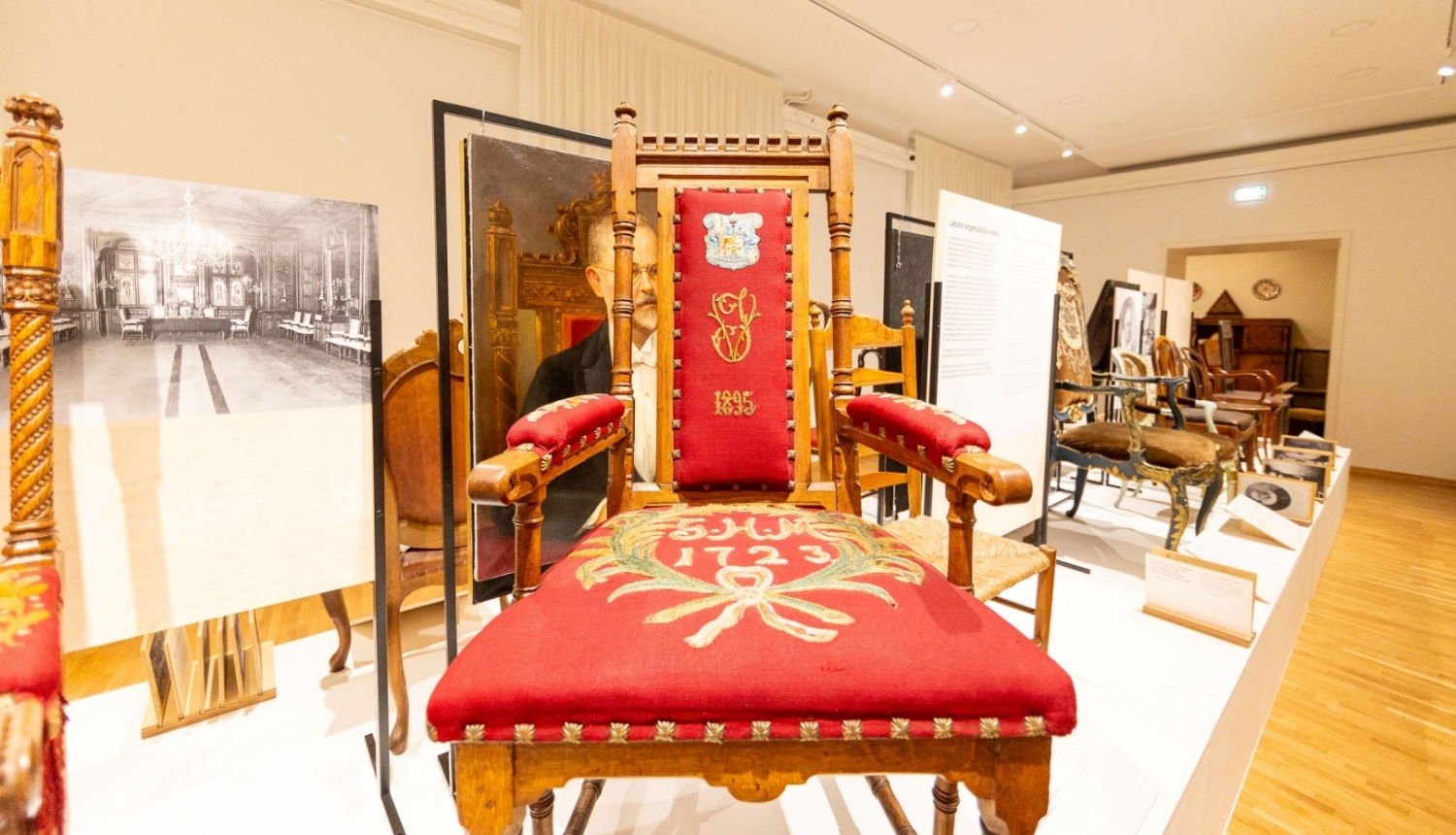 Ieskats izstādē “Katram savs krēsls. Krēsli un sēdēšana Rīgā no 13. gadsimta līdz mūsdienām”. Foto: Edgars Kišuro