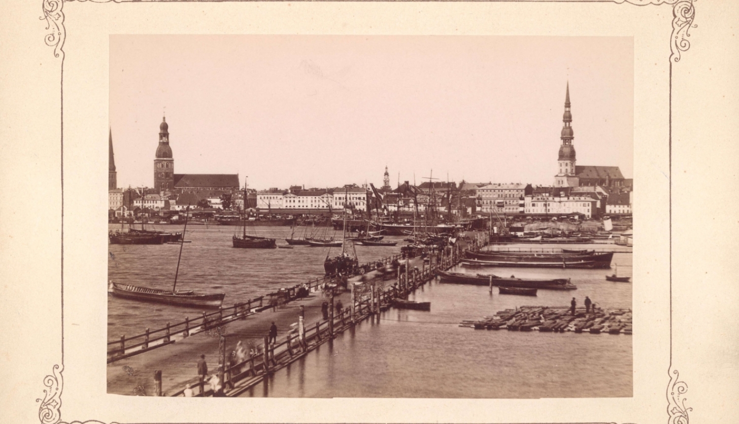 Pastkarte “Rīgas panorāma ar plostu tiltu” 19.gs. Foto: Kārlis Šulcs (Carl Schulz). RVKM krājums.
