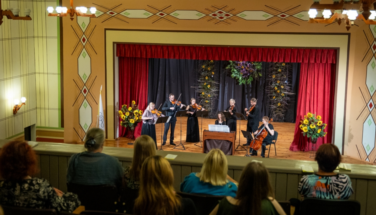 Liepājas Simfoniskā orķestra koncertmeistares Līgas Baltābolas vadītais stīgu instrumentu ansamblis, foto: Jānis Vecbrālis