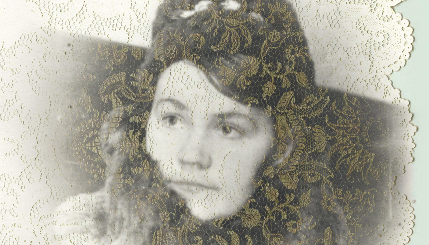 Melnbalts sens sievietes portrets un mežģīņota galdauta fragmenta kolāža. Izrādes “Vai tu atceries, kā piedzima tava vecmāmiņa” publicitātes attēls