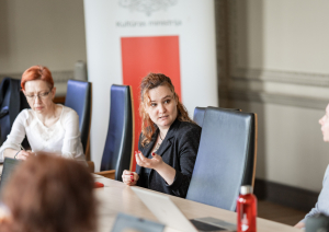 Pilsoniskās sabiedrības attīstības stratēģijas darba grupas sēdes norise un dalībnieki KM Lielajā zālē