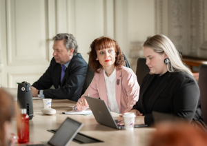 Pilsoniskās sabiedrības attīstības stratēģijas darba grupas sēdes norise un dalībnieki KM Lielajā zālē