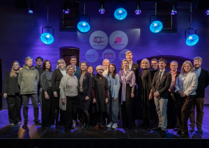 Mediju pārstāvji un preses konferences dalībnieki Spīķeru koncertzāles telpās