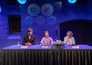 Mediju pārstāvji un preses konferences dalībnieki Spīķeru koncertzāles telpās