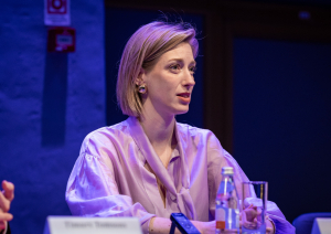 Mediju pārstāvji un preses konferences dalībnieki Spīķeru koncertzāles telpās