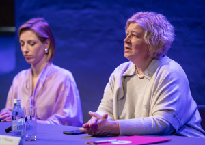 Mediju pārstāvji un preses konferences dalībnieki Spīķeru koncertzāles telpās