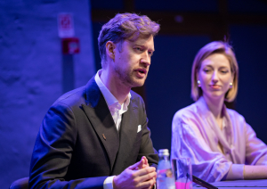 Mediju pārstāvji un preses konferences dalībnieki Spīķeru koncertzāles telpās