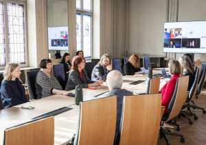  Vizuālās mākslas padomes sēdes norise Kultūras ministrijas Lielajā zālē