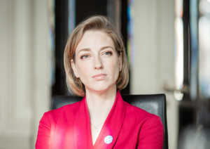 Kultūras minsitre Agnese Lāce piedalās Vizuālās mākslas padomes sēdē